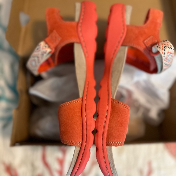 New in box Clark’s adjustable comfort sandals - Picture 3 of 7